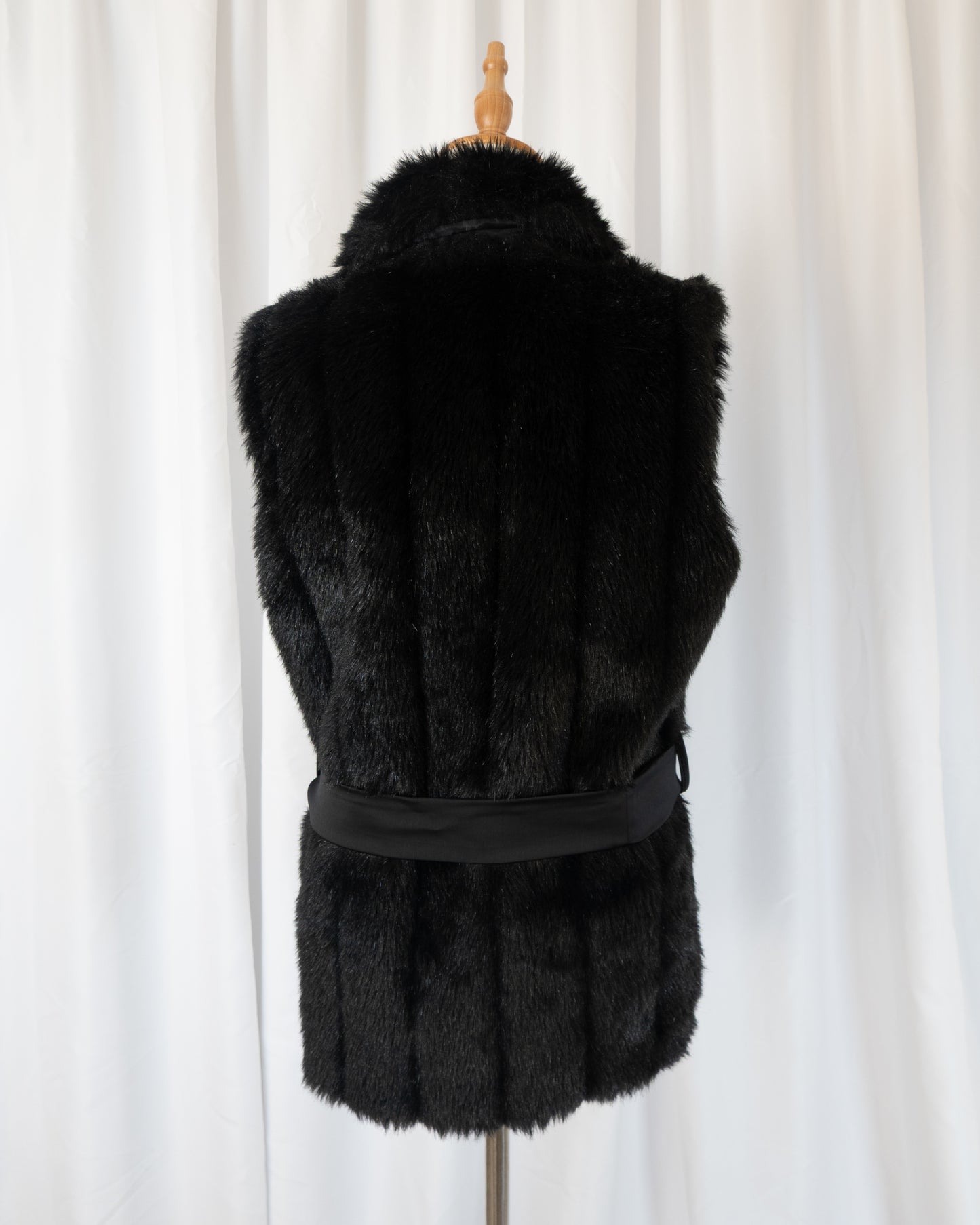 Abrigo Faux Fur Vest Negro con Lazo Satinado - La Reversa