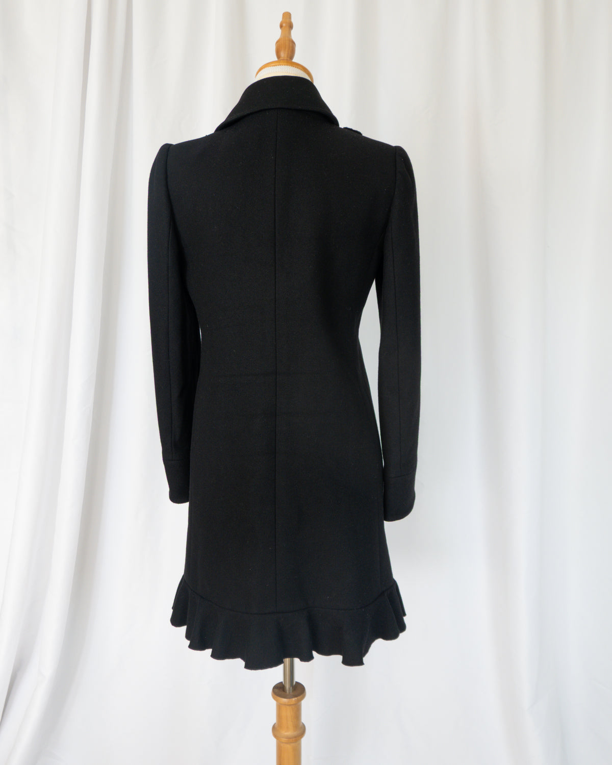 Abrigo Negro con Volantes - Red Valentino - La Reversa