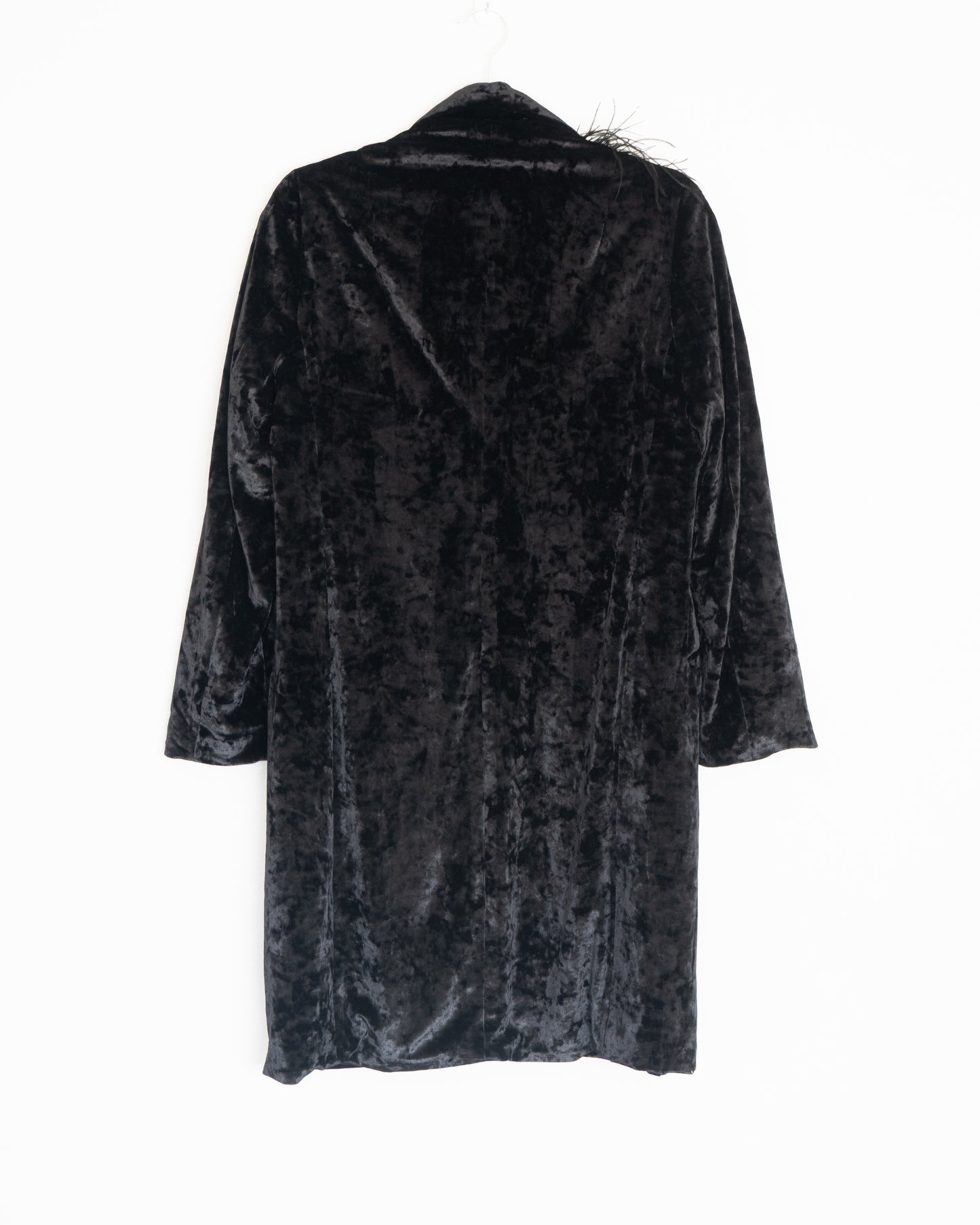 Abrigo Terciopelo Negro Plumas - Karyn Coo - La Reversa