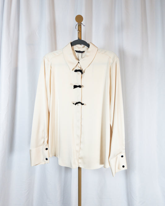 Camisa Satinada con Lazos de Terciopelo – Zara - La Reversa
