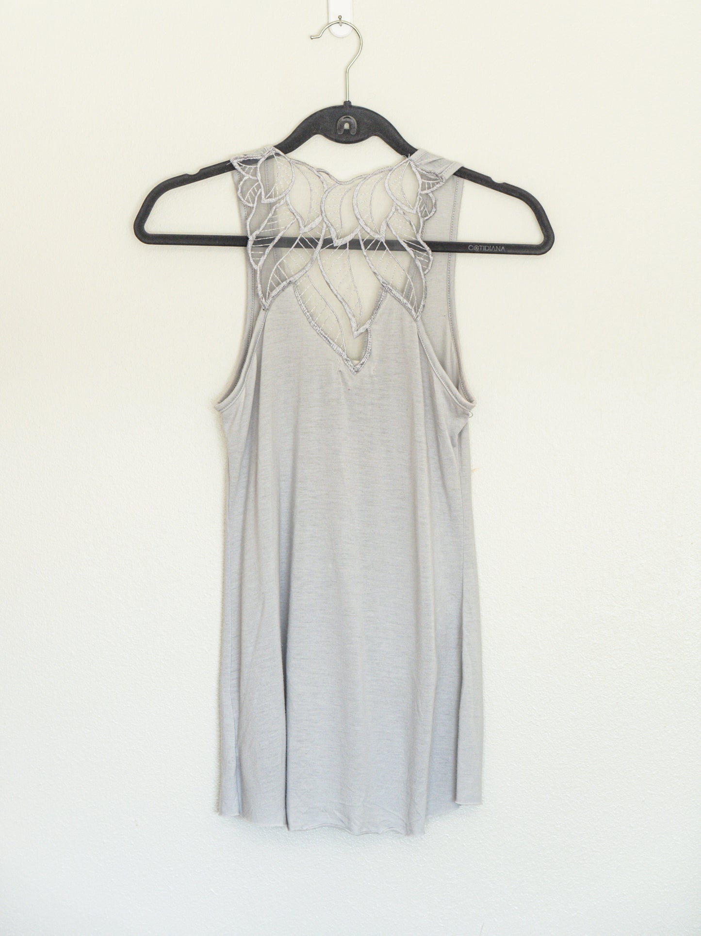 Top Gris con Espalda Calada - Silence + Noise - La Reversa