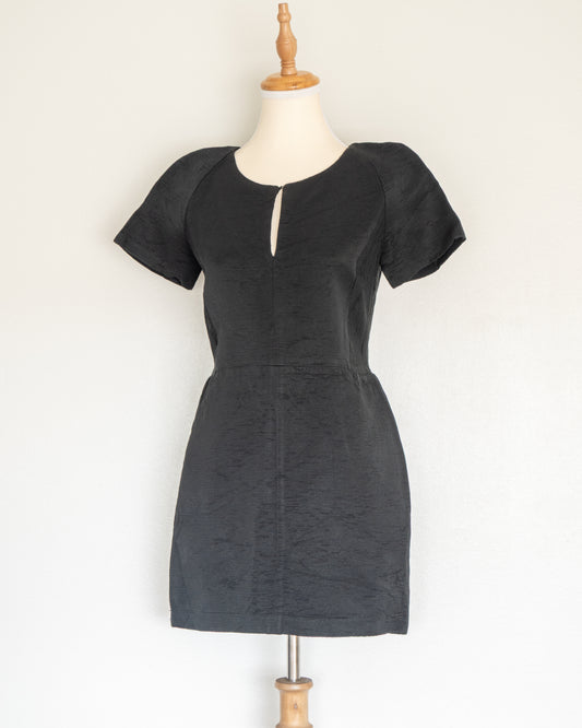 Vestido Estructurado Negro con Mini Plisado - Comptoir des Cotonniers - La Reversa