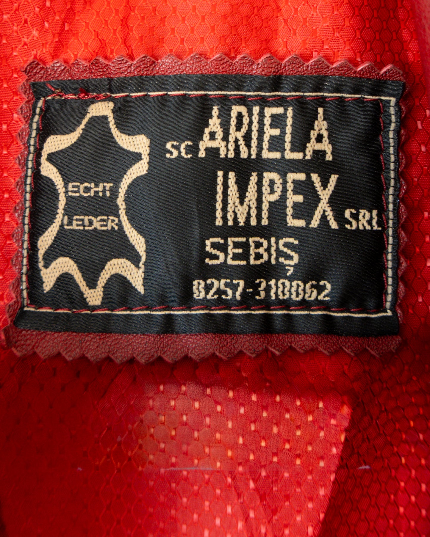 Abrigo Entallado Cuero Rojo - Ariela Impex - La Reversa