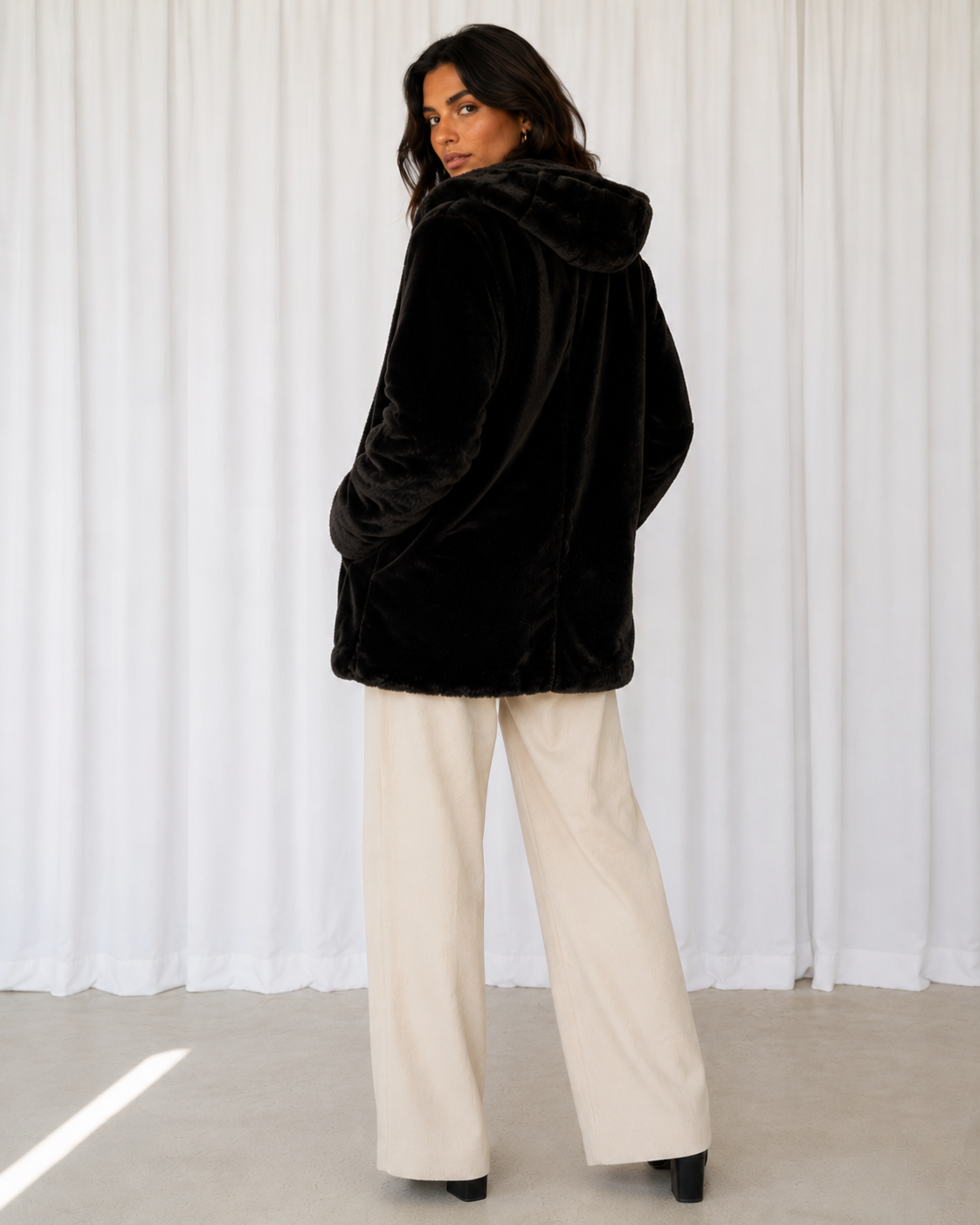 Abrigo Faux Fur Café Chocolate - Novelti - La Reversa