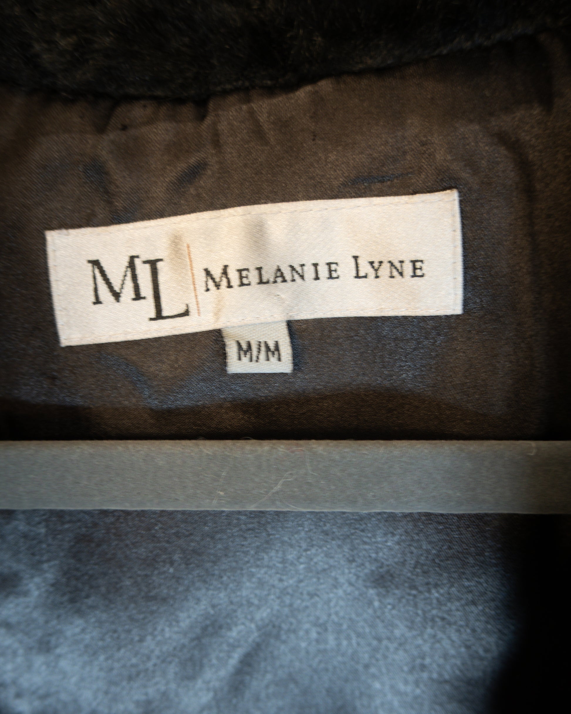 Abrigo Faux Fur Negra - Melanie Lyne - La Reversa
