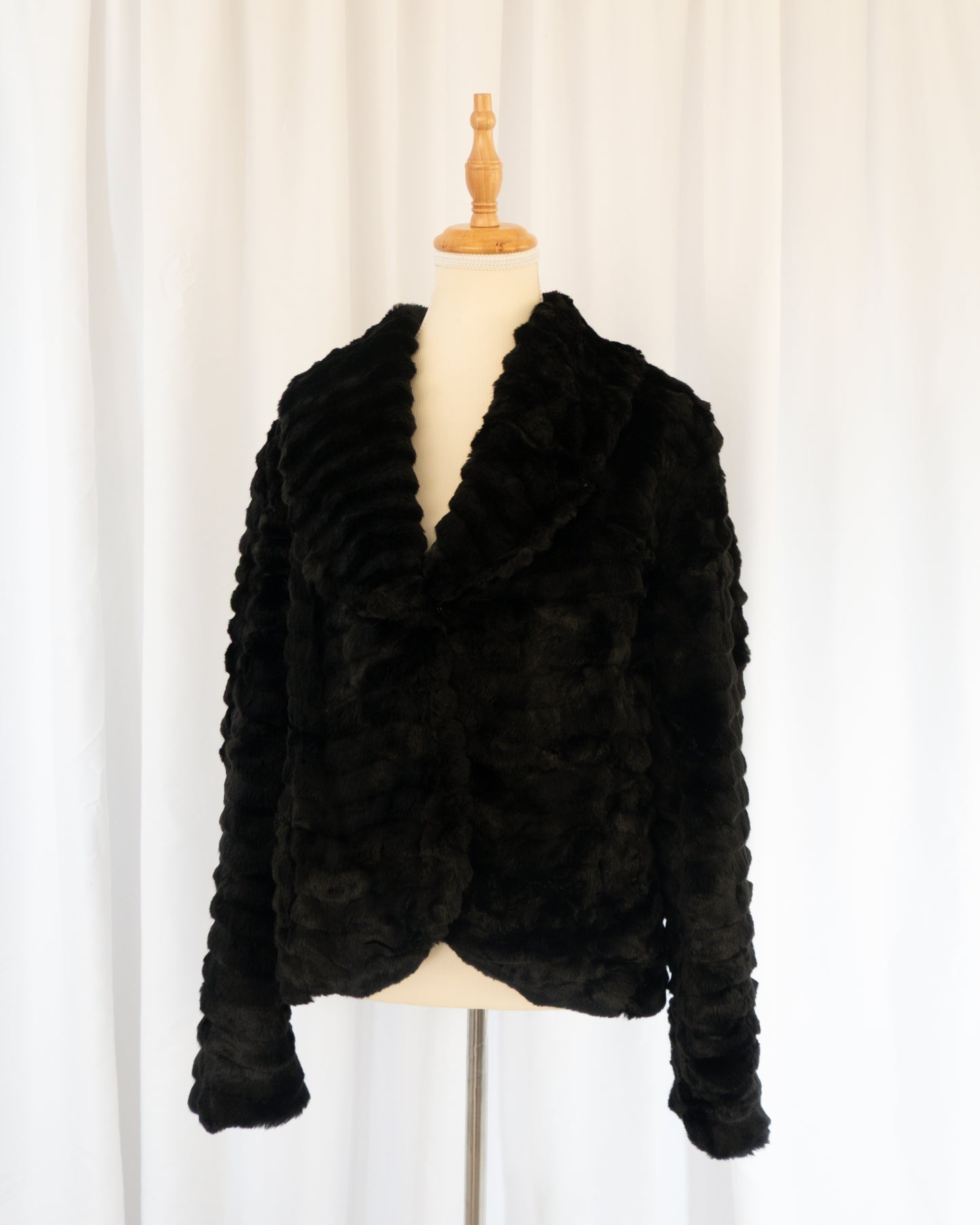 Abrigo Faux Fur Negra - Melanie Lyne - La Reversa