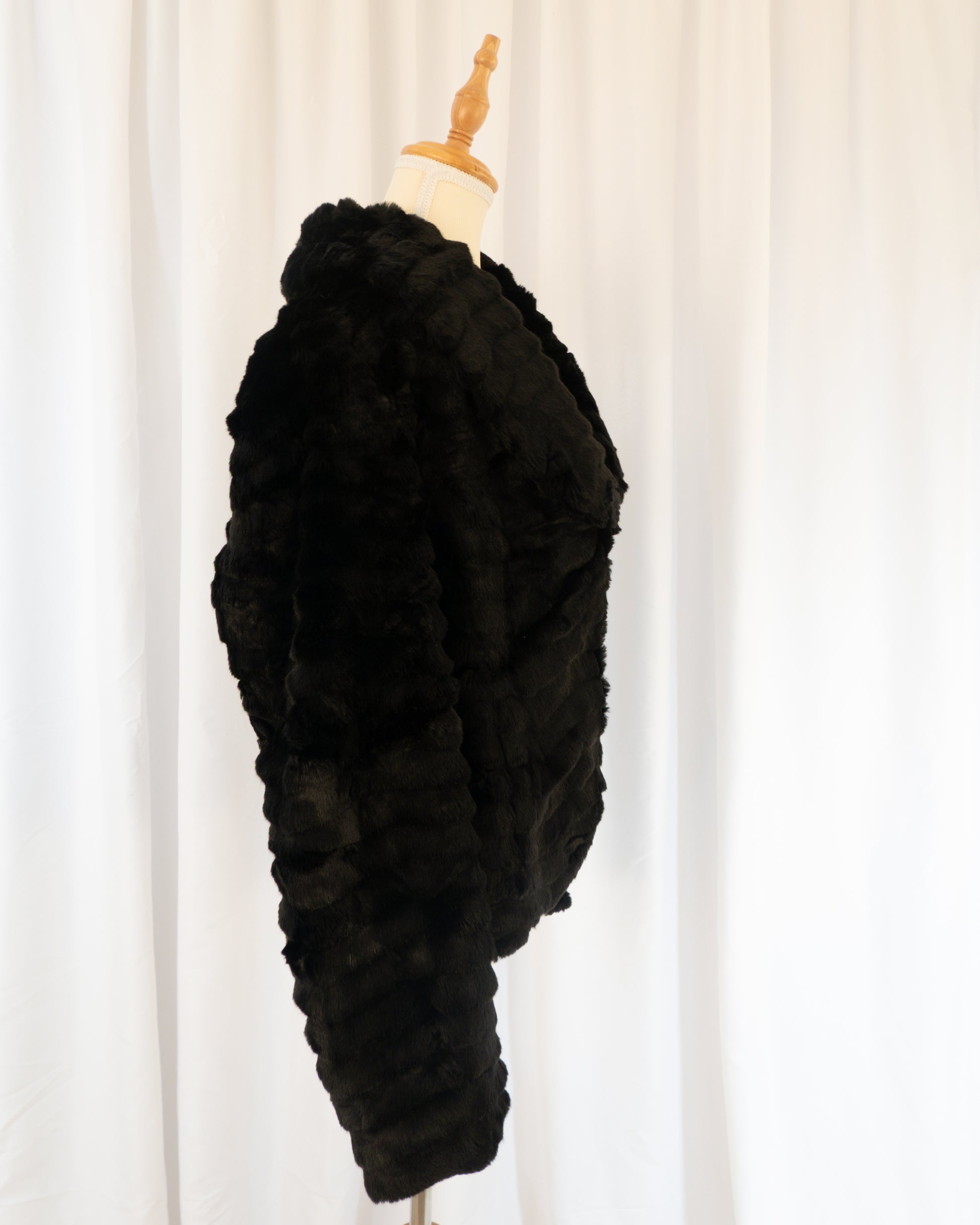Abrigo Faux Fur Negra - Melanie Lyne - La Reversa