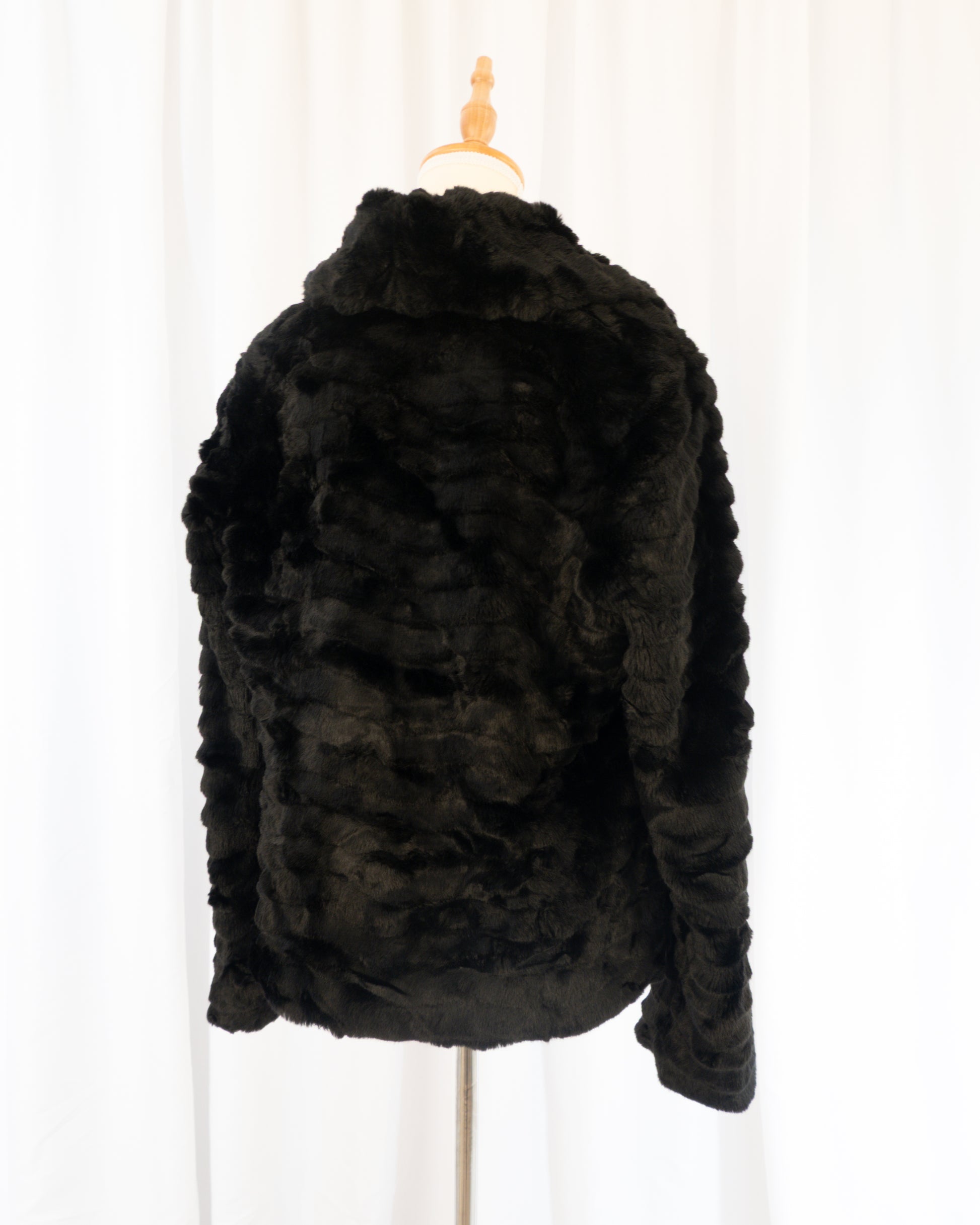 Abrigo Faux Fur Negra - Melanie Lyne - La Reversa