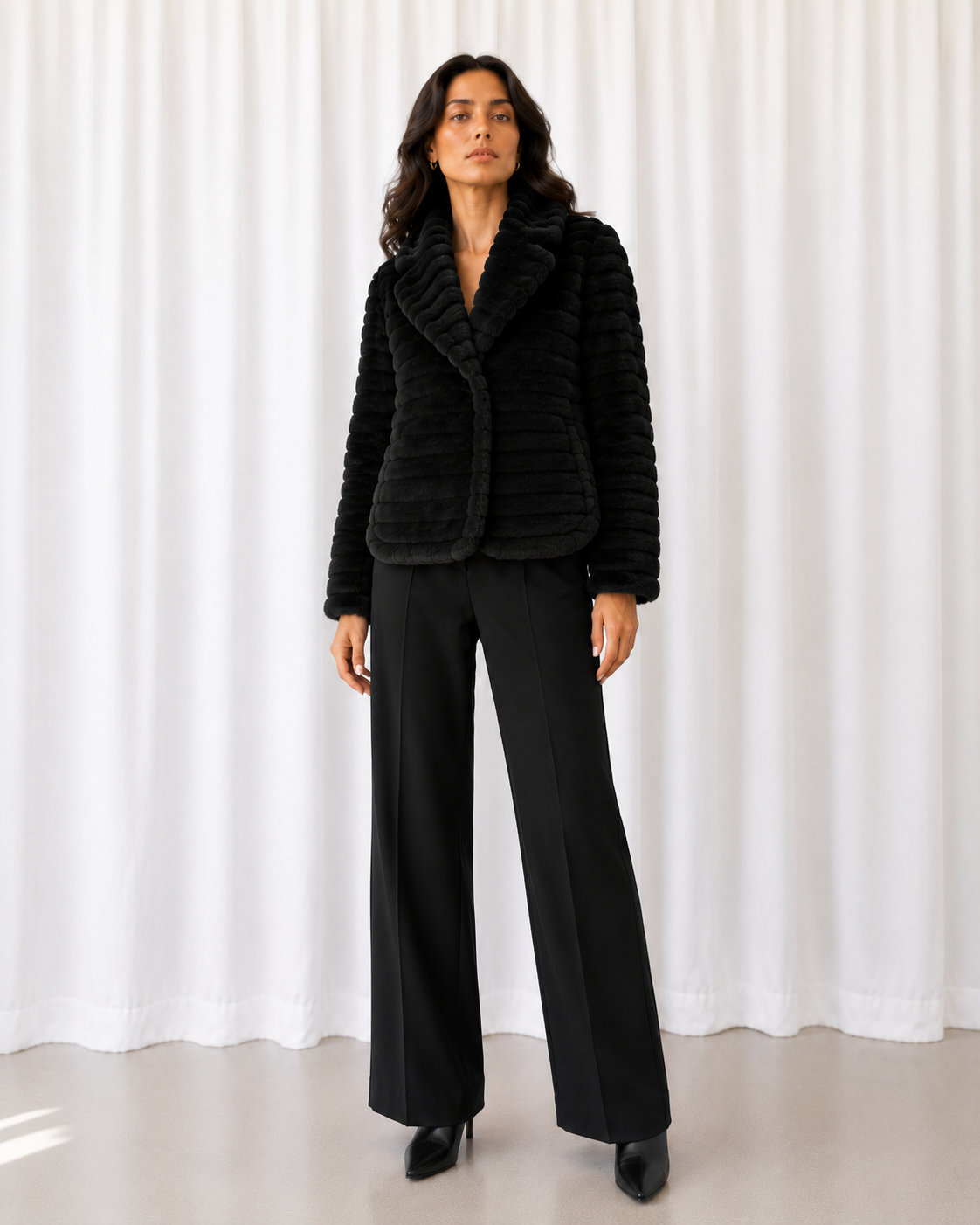Abrigo Faux Fur Negra - Melanie Lyne - La Reversa