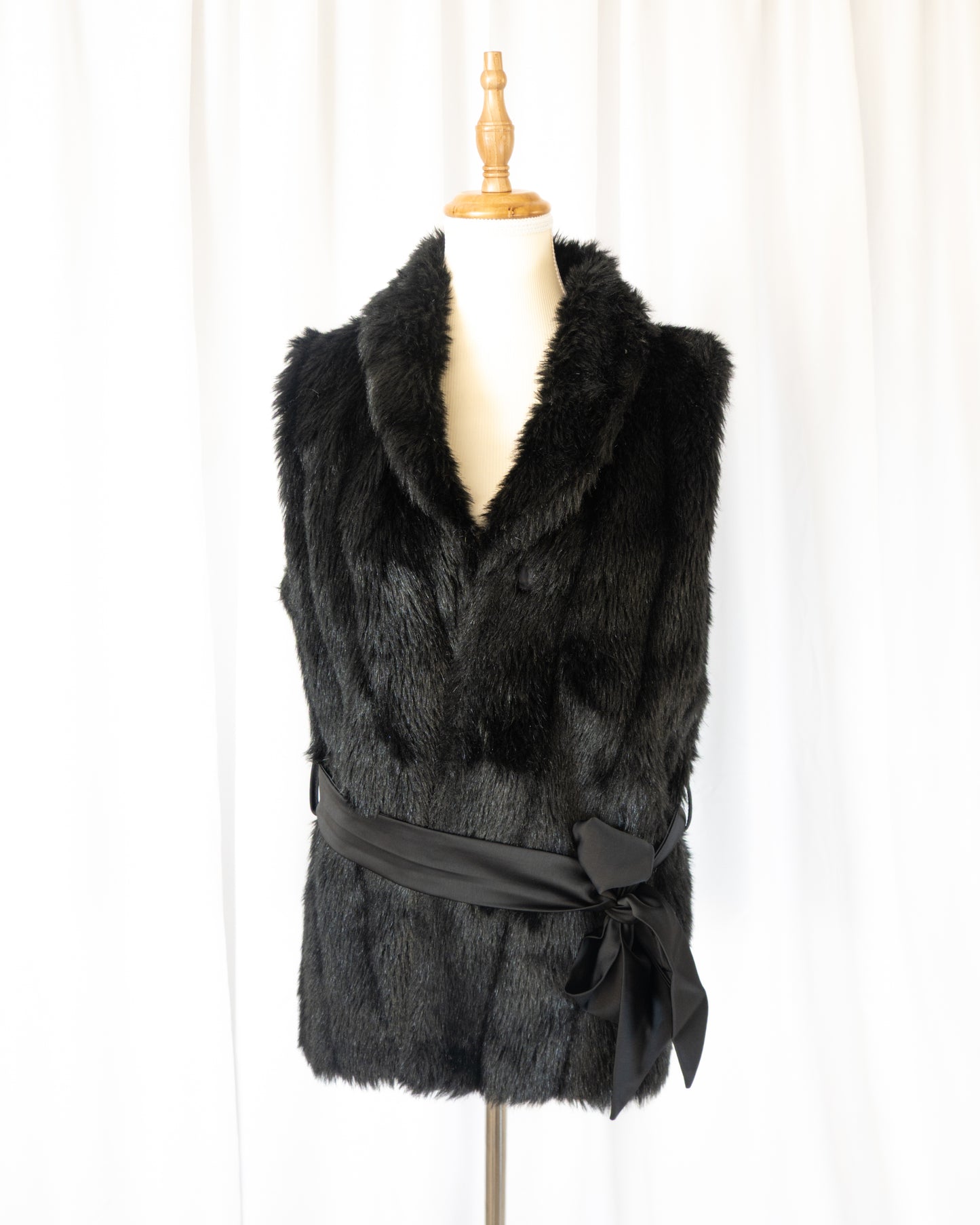 Abrigo Faux Fur Vest Negro con Lazo Satinado - La Reversa
