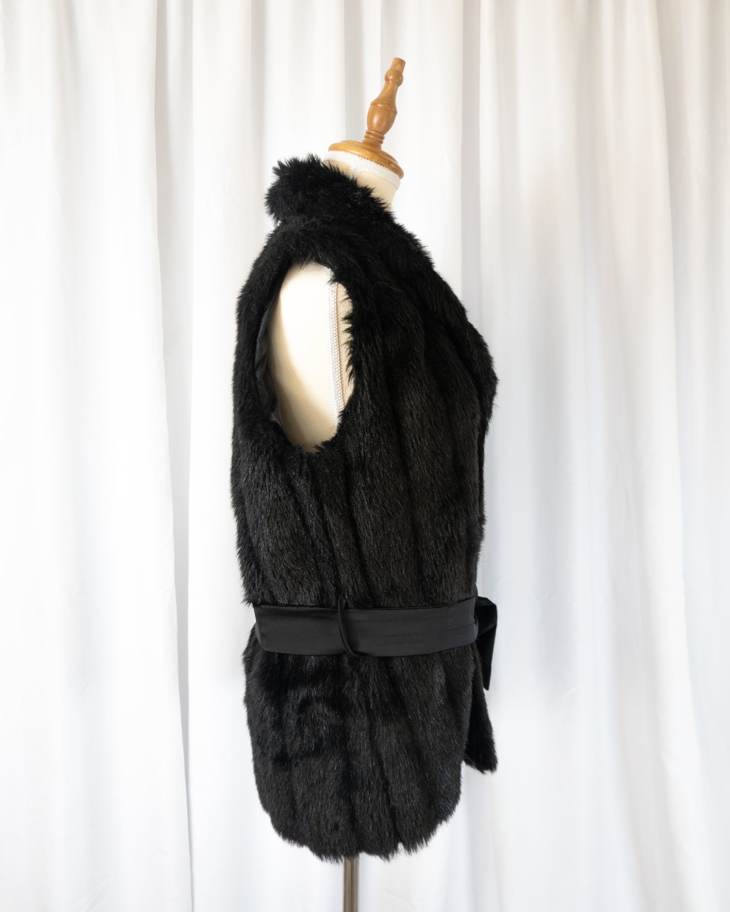 Abrigo Faux Fur Vest Negro con Lazo Satinado - La Reversa