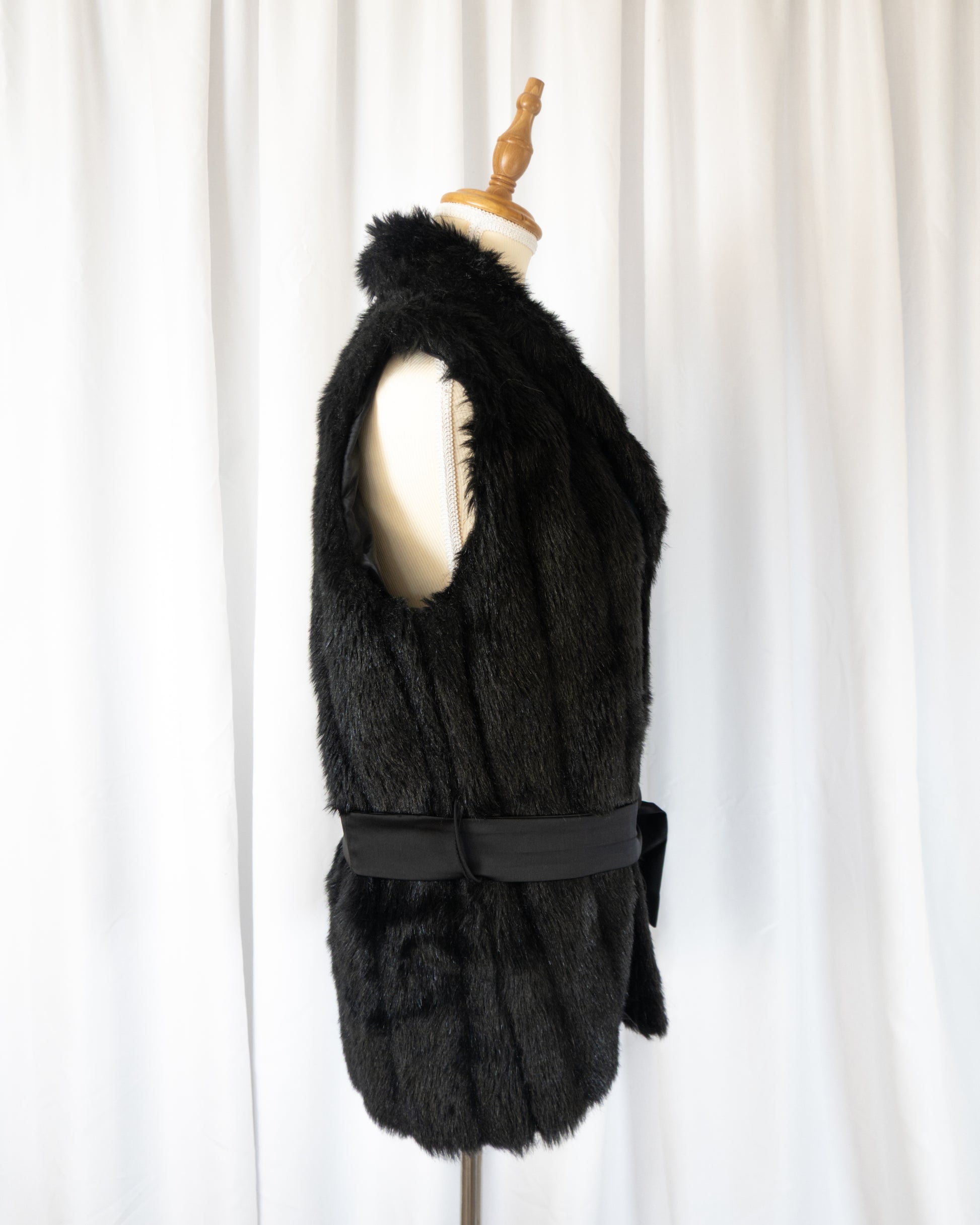 Abrigo Faux Fur Vest Negro con Lazo Satinado - La Reversa