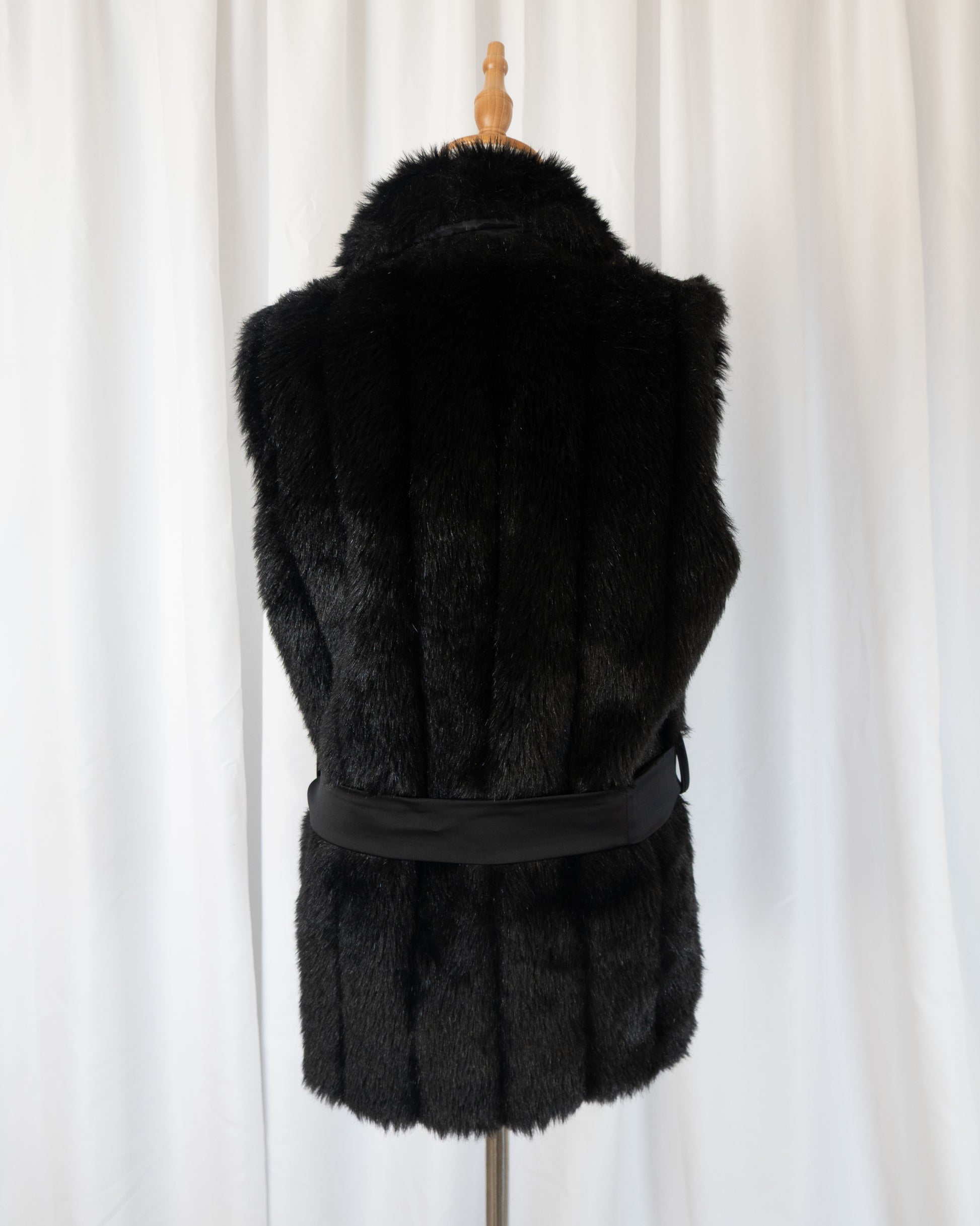Abrigo Faux Fur Vest Negro con Lazo Satinado - La Reversa