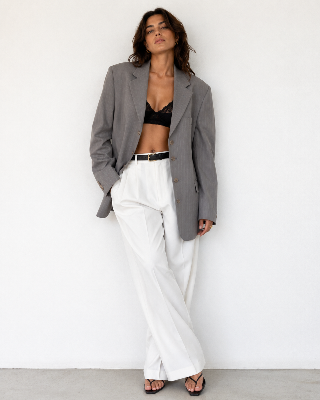 Blazer gris pinstripe estructurado de Alexander McQueen con hombros definidos en La Reversa
