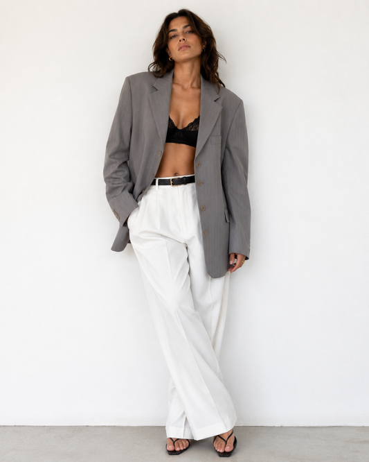 Blazer gris pinstripe estructurado de Alexander McQueen con hombros definidos en La Reversa