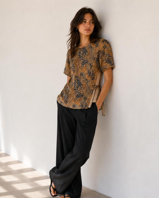 Blusa liviana animal print leopardo en tonos tierra con amarras laterales de Micci en La Reversa
