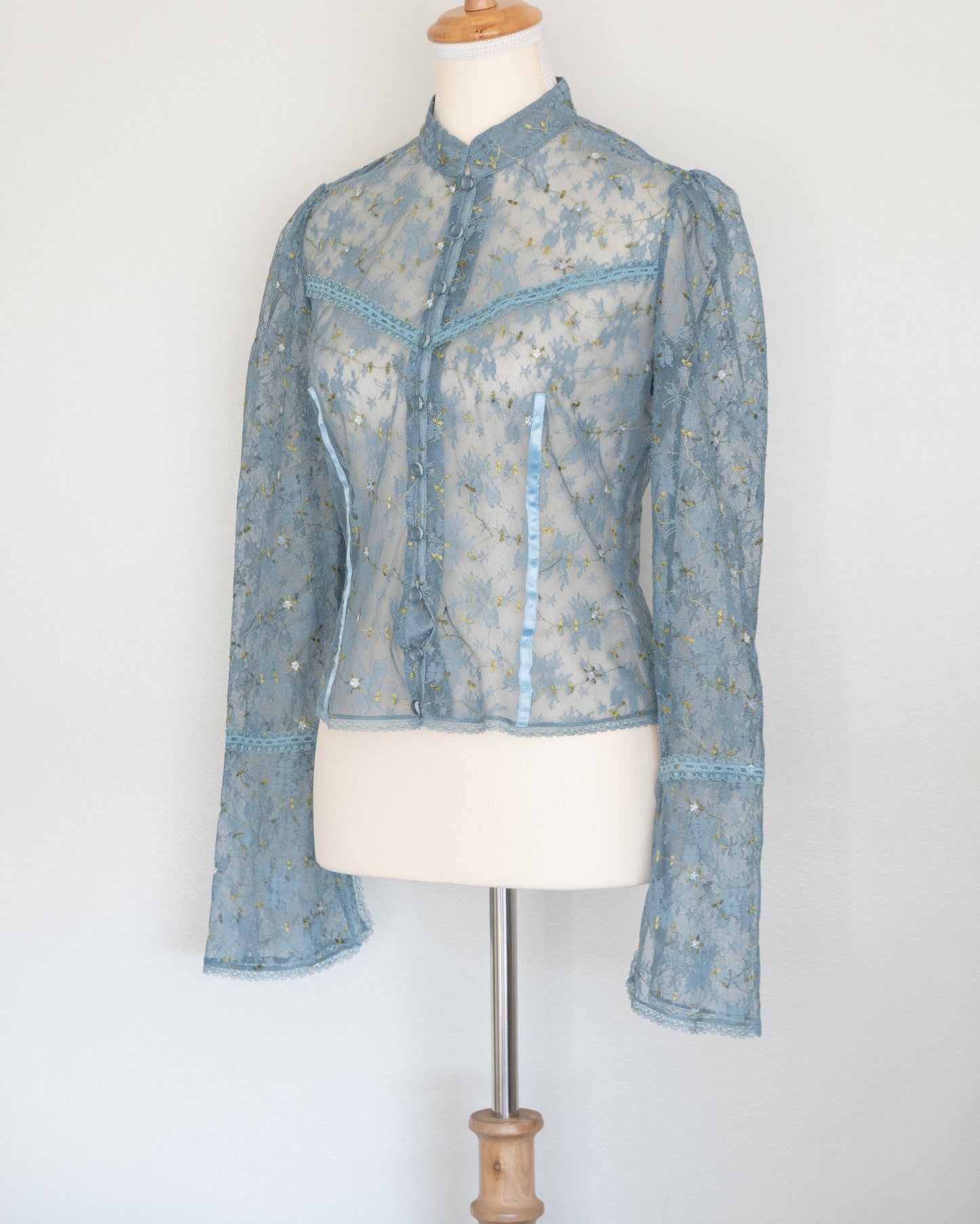 Blusa Encaje Celeste - Betsey Johnson - La Reversa