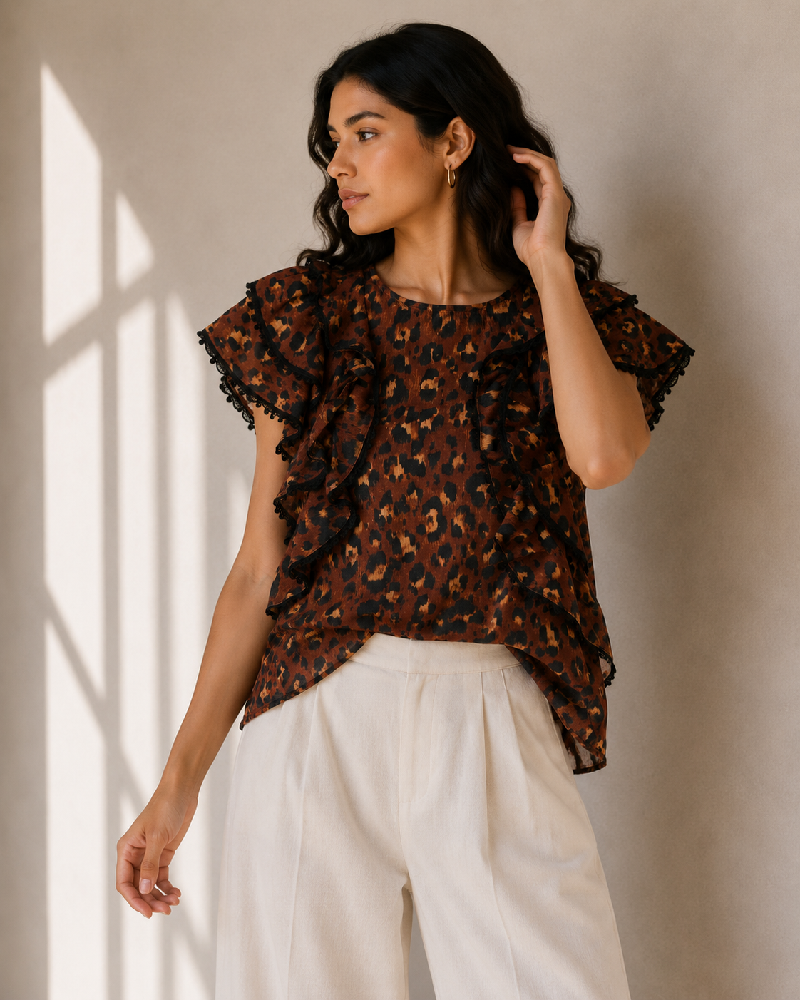 Blusa animal print leopardo con vuelos en los hombros de Sézane en La Reversa