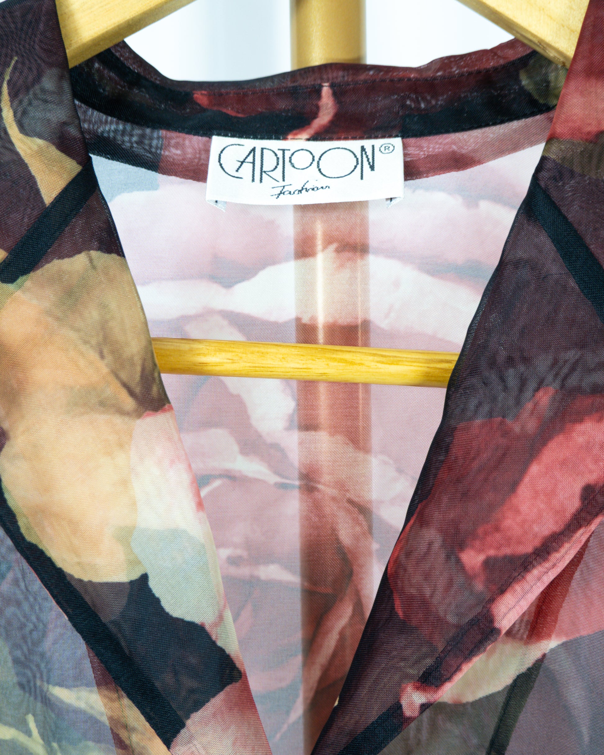 Blusa Mesh Rose Garden - Cartoon - La Reversa