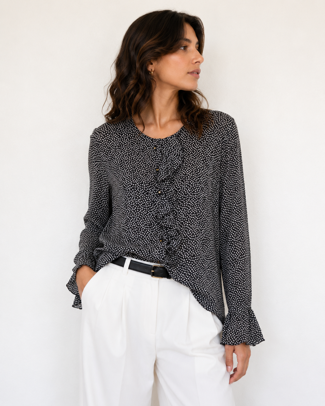 Blusa negra fluida con micro estampado blanco y detalles de vuelo de Escada en La Reversa