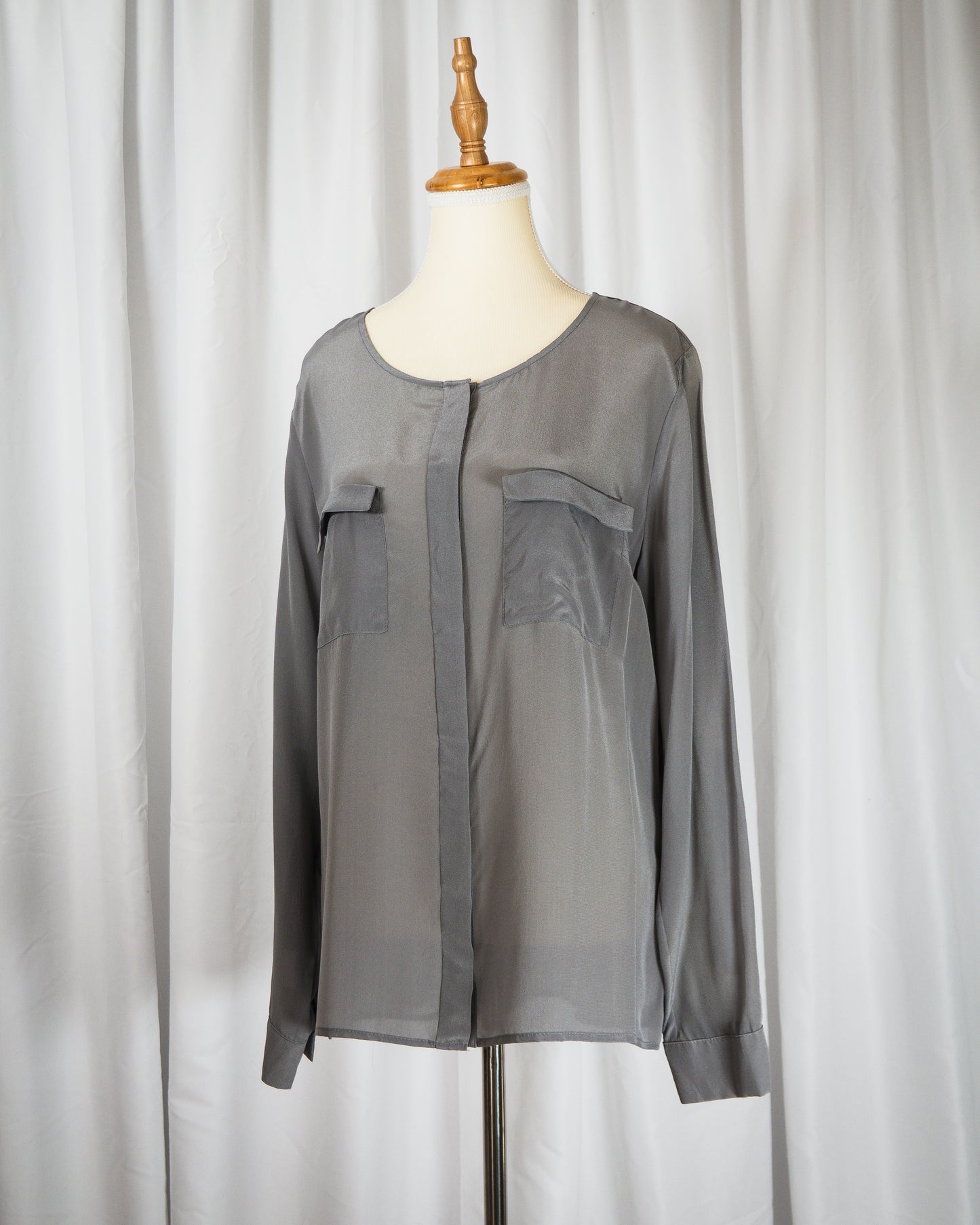 Blusa Satinada Silver Grey - Rick Cardona - La Reversa