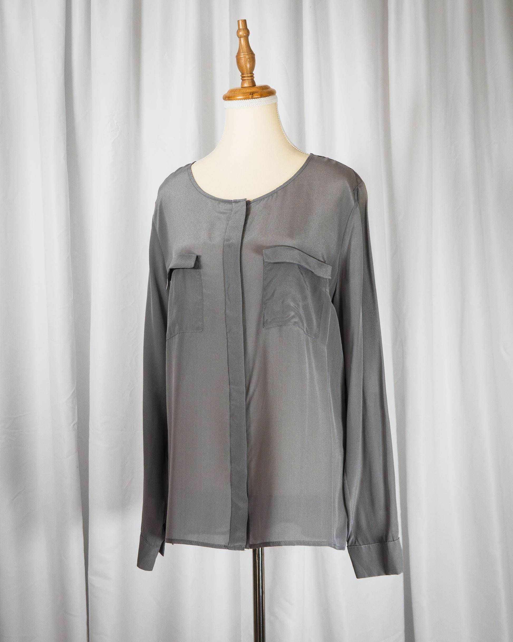 Blusa Satinada Silver Grey - Rick Cardona - La Reversa