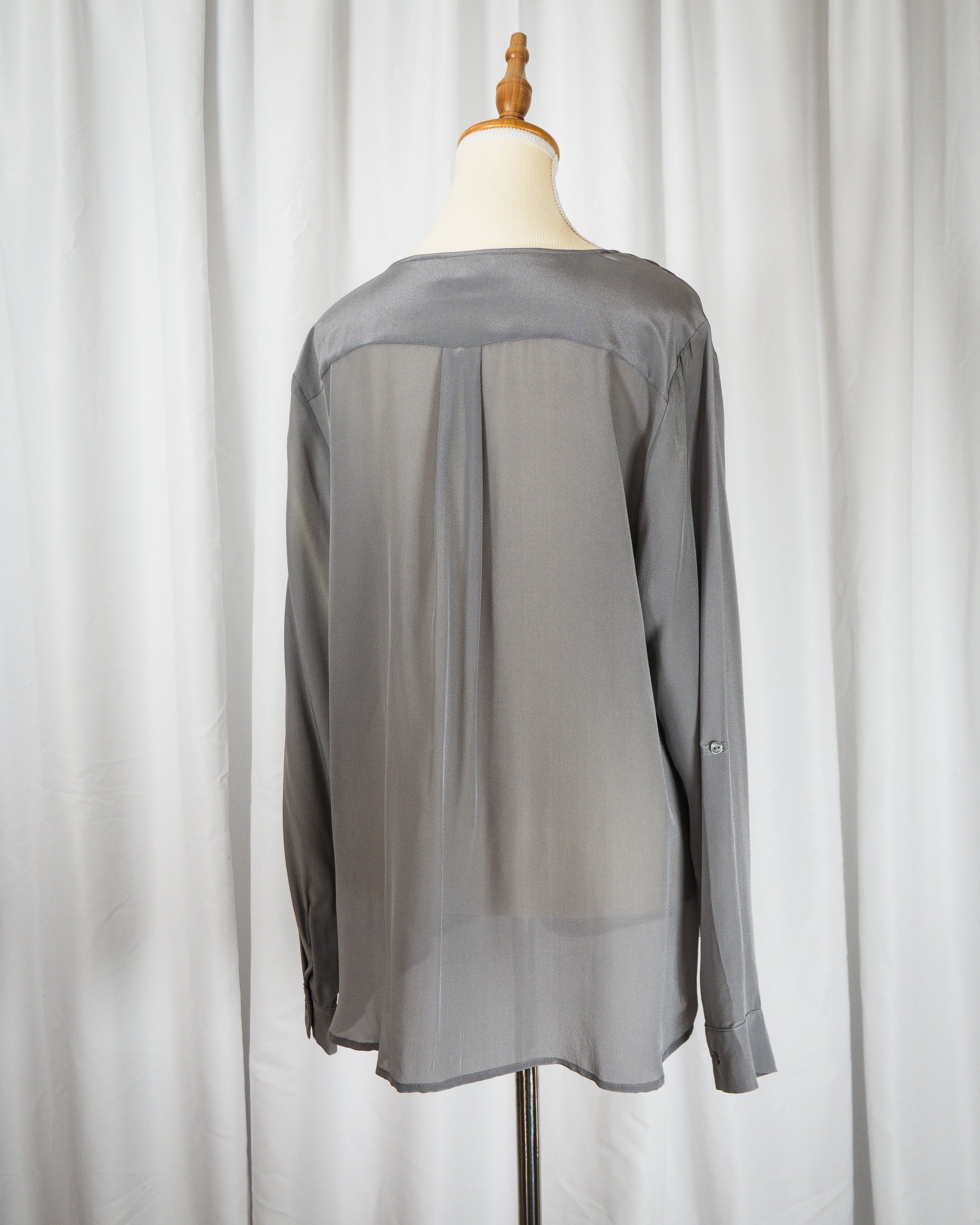 Blusa Satinada Silver Grey - Rick Cardona - La Reversa