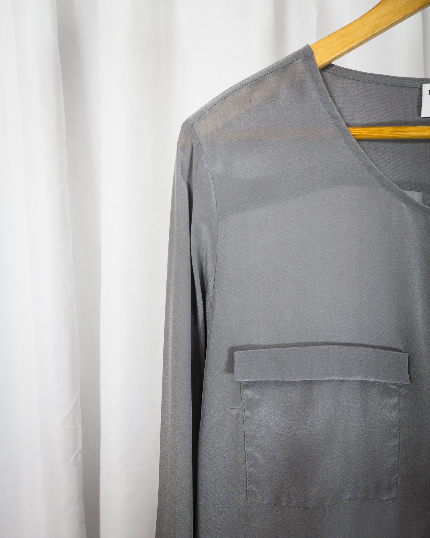 Blusa Satinada Silver Grey - Rick Cardona - La Reversa