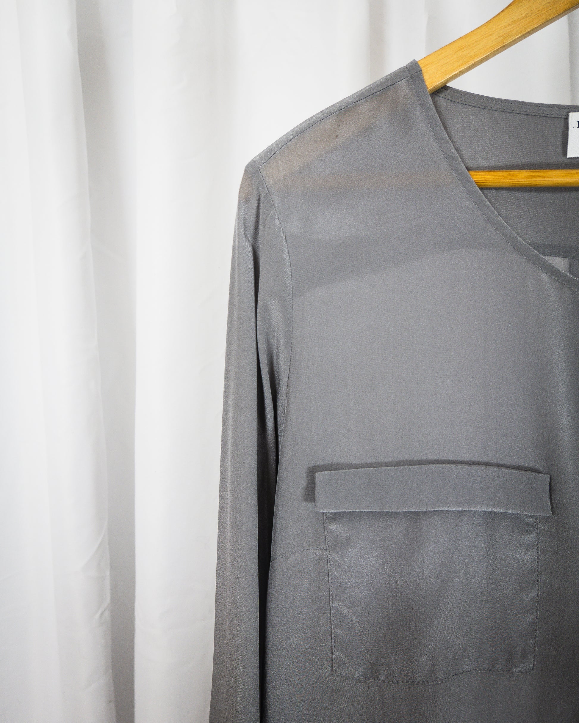 Blusa Satinada Silver Grey - Rick Cardona - La Reversa