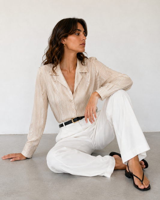 Blusa beige satinada con textura moiré y cuello estructurado de Salvatore Ferragamo en La Reversa