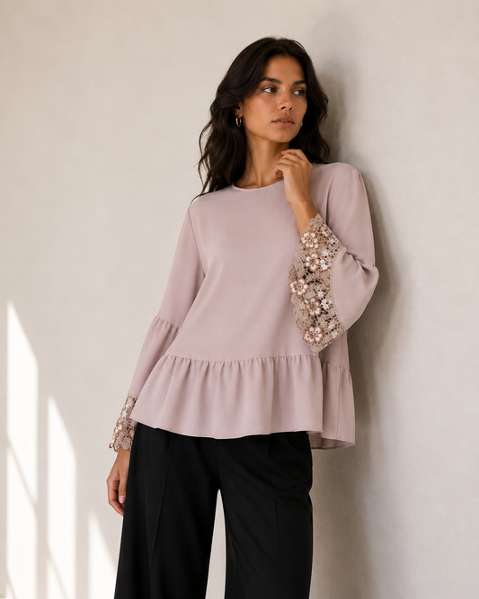 Blusa rosé minimalista con mangas acampanadas de encaje floral de See by Chloé en La Reversa