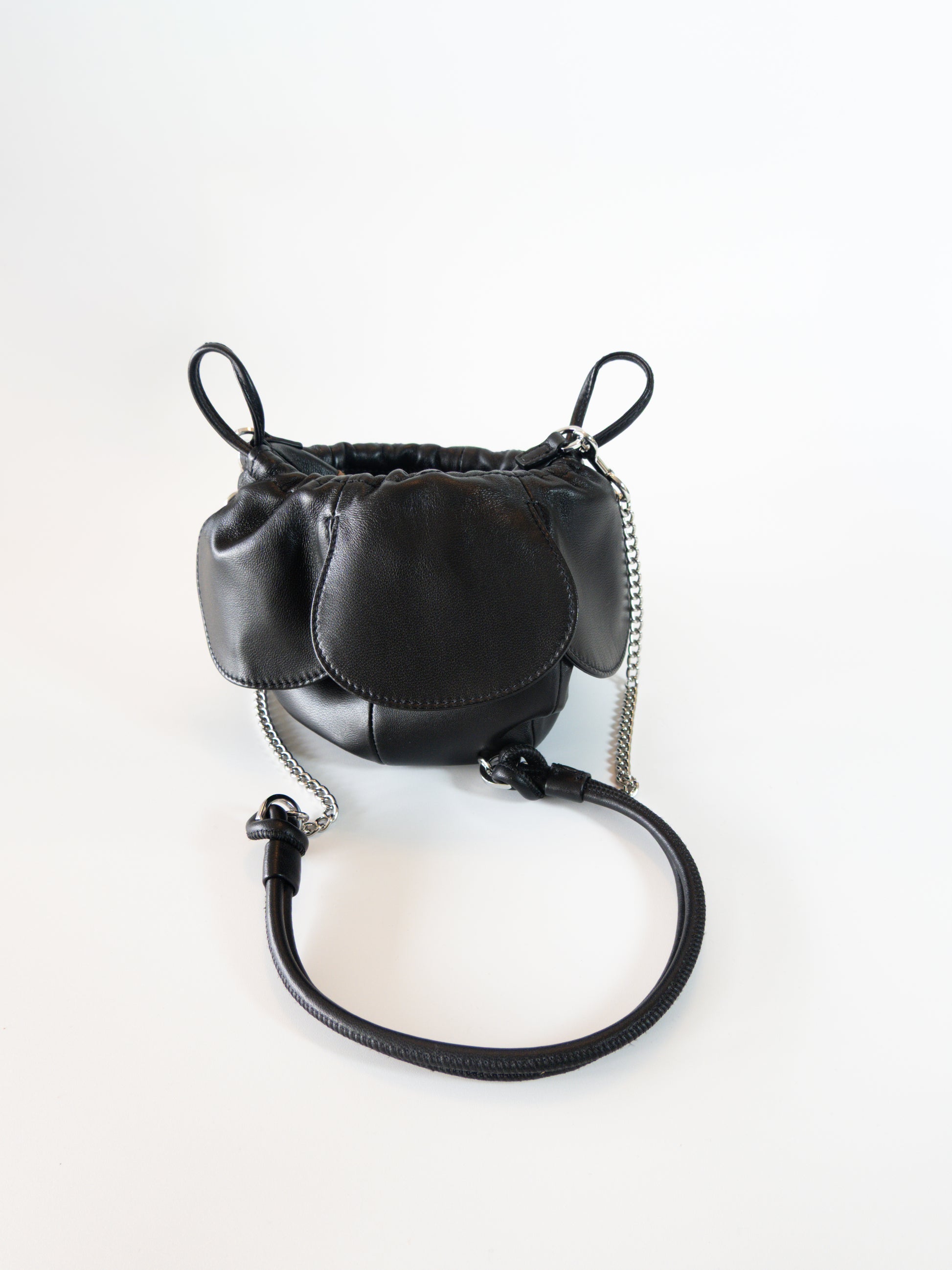 Bolso Pétalo de Piel Negro - Bimba Y Lola - La Reversa