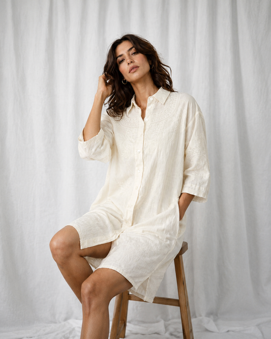 Camisa larga oversize off white con bordados geométricos tono sobre tono de la línea LRVS26 en La Reversa
