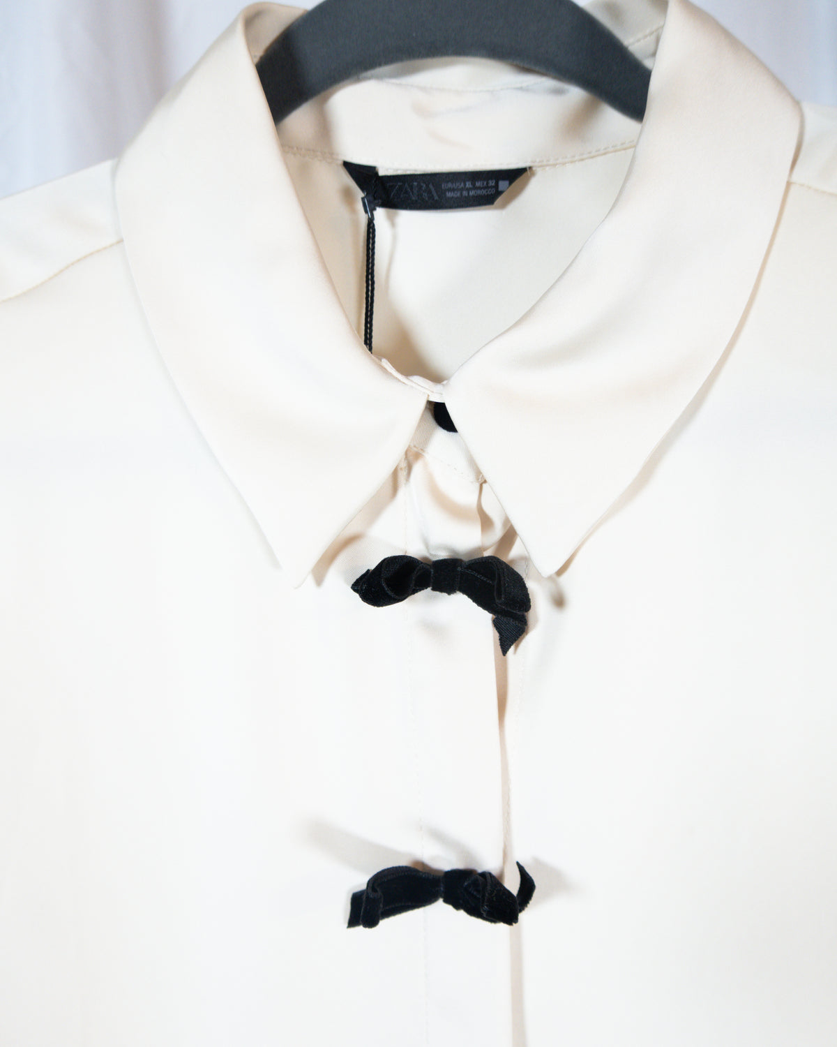 Camisa Satinada con Lazos de Terciopelo – Zara - La Reversa