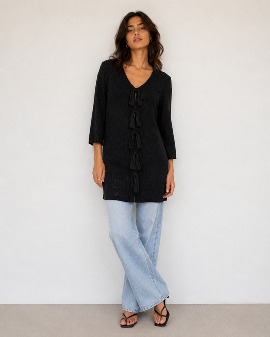 Cárdigan negro de tejido calado con amarras frontales de Sharade en La Reversa