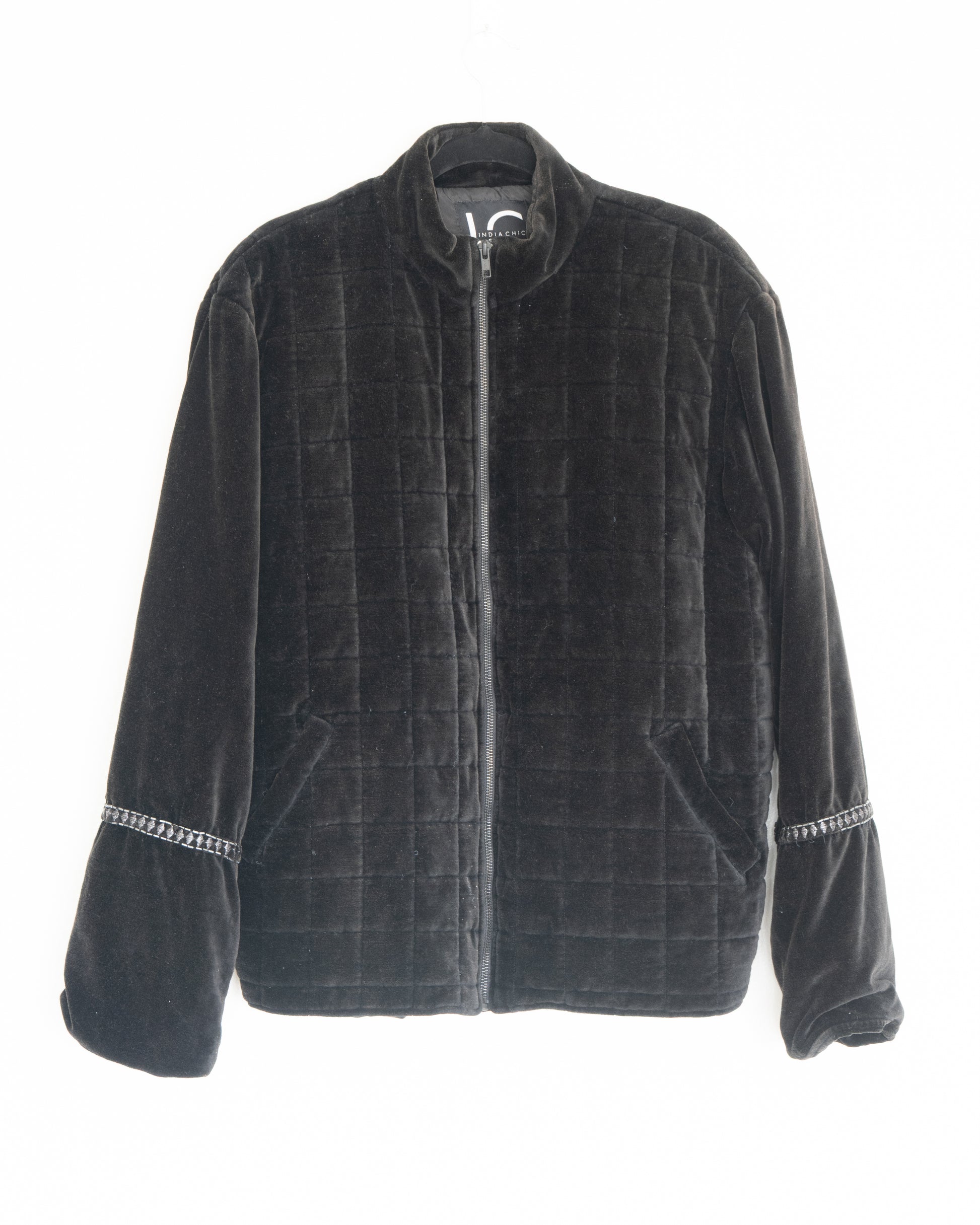 Chaqueta Acolchada Terciopelo Negro Bordado - India Chic - La Reversa