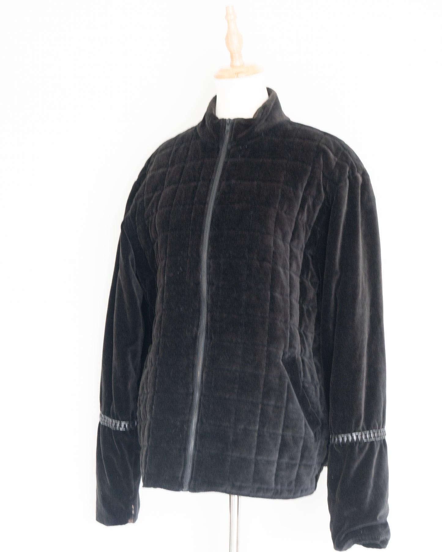 Chaqueta Acolchada Terciopelo Negro Bordado - India Chic - La Reversa