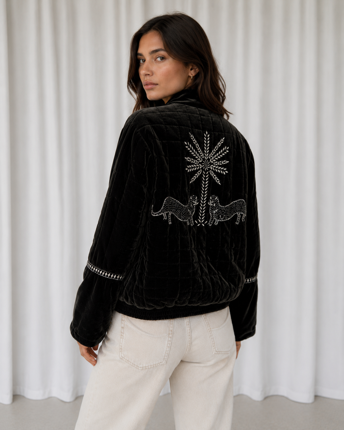 Chaqueta Acolchada Terciopelo Negro Bordado - India Chic - La Reversa