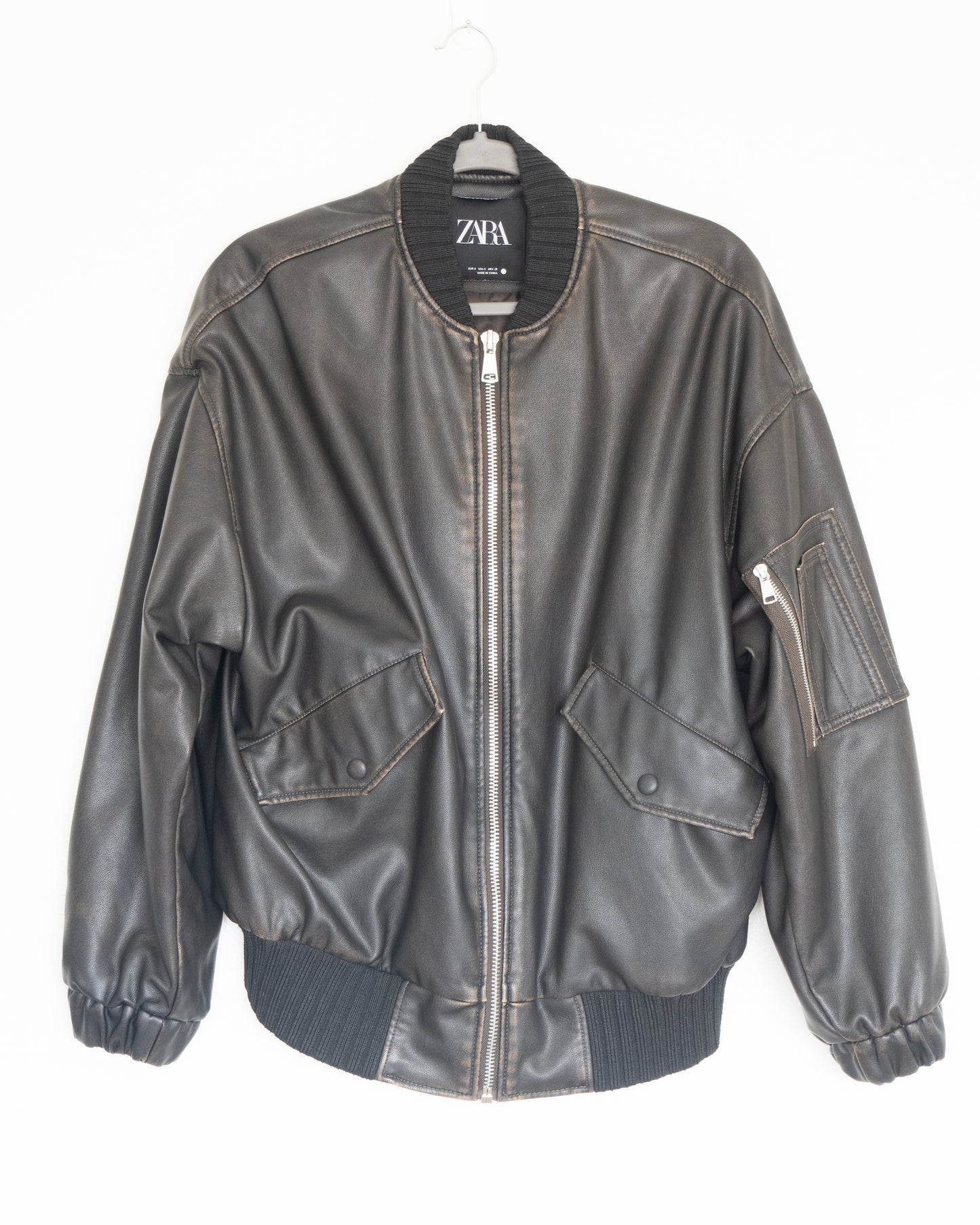 Chaqueta Bomber efecto Cuero Desgastado - Zara - La Reversa
