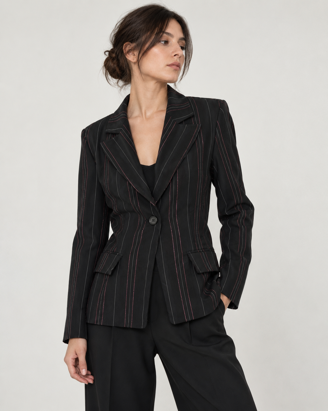 Blazer negro entallado a rayas finas Chesley en modelo - La Reversa