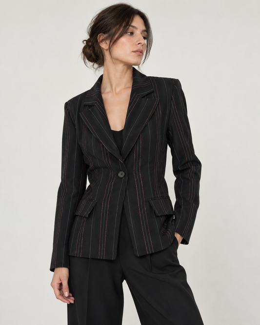 Blazer negro entallado a rayas finas Chesley en modelo - La Reversa