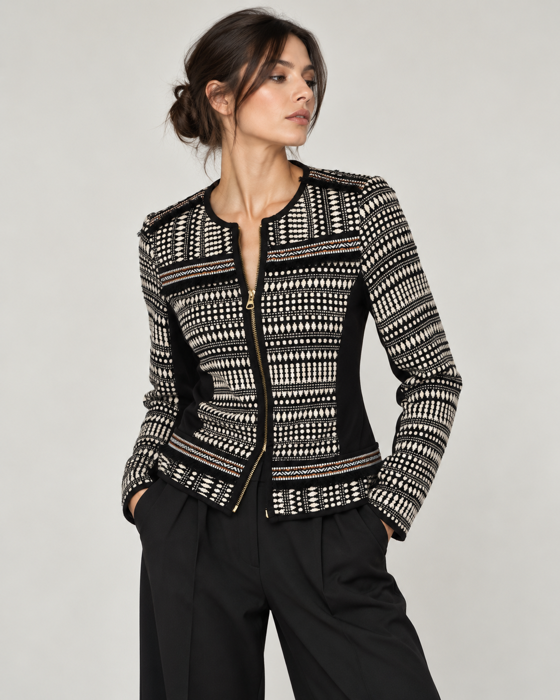 Modelo con chaqueta corta entallada diseño étnico blanco y negro Jack - La Reversa