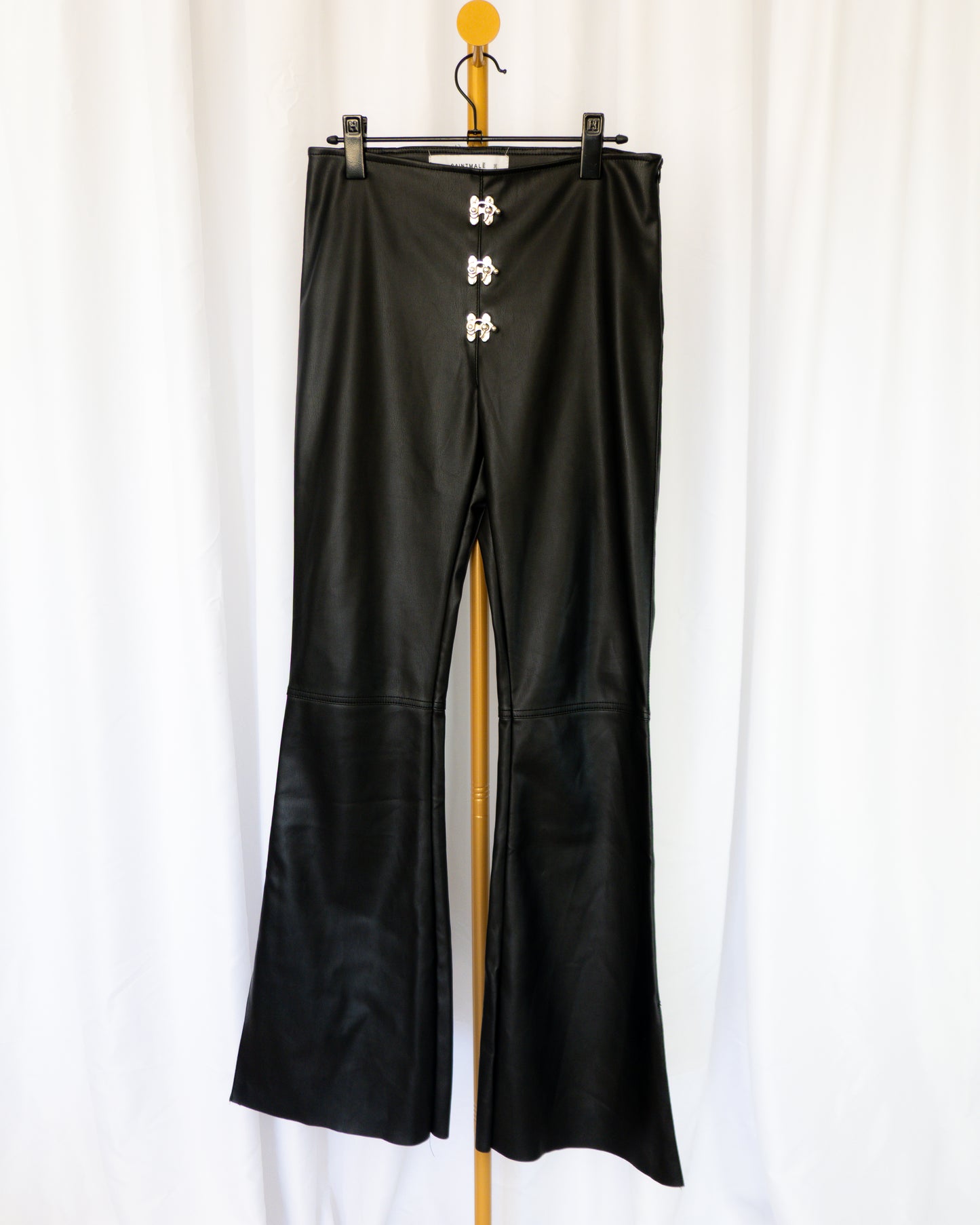 Pantalón Eco Leather Flare - SaintMalē - La Reversa