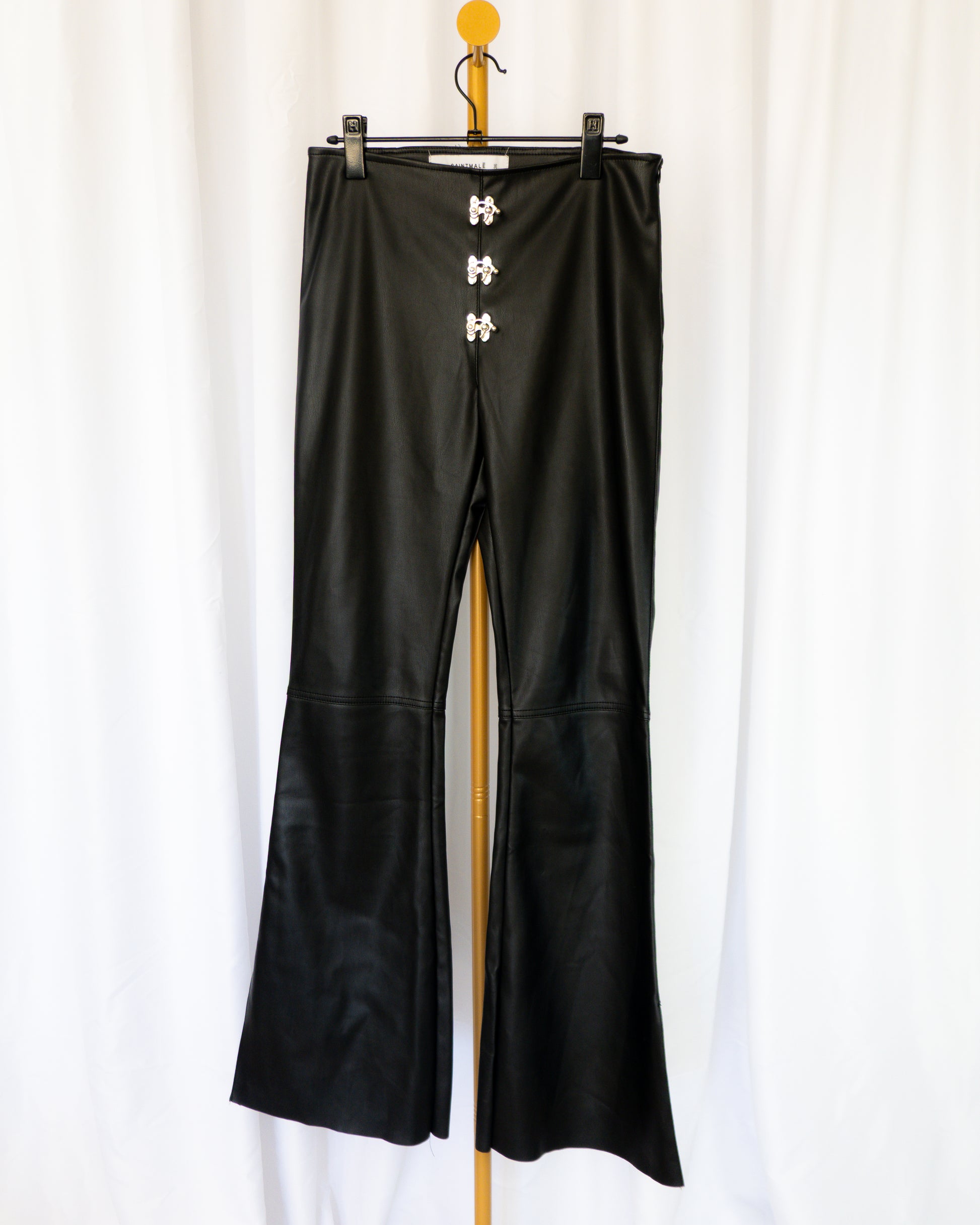 Pantalón Eco Leather Flare - SaintMalē - La Reversa
