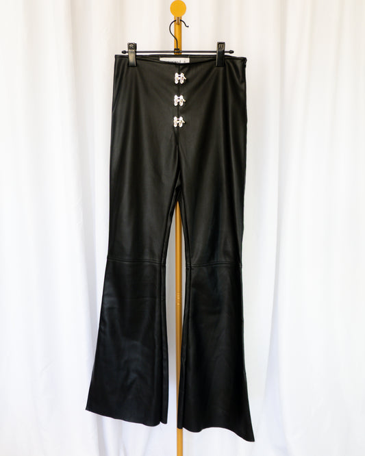 Pantalón Eco Leather Flare - SaintMalē - La Reversa