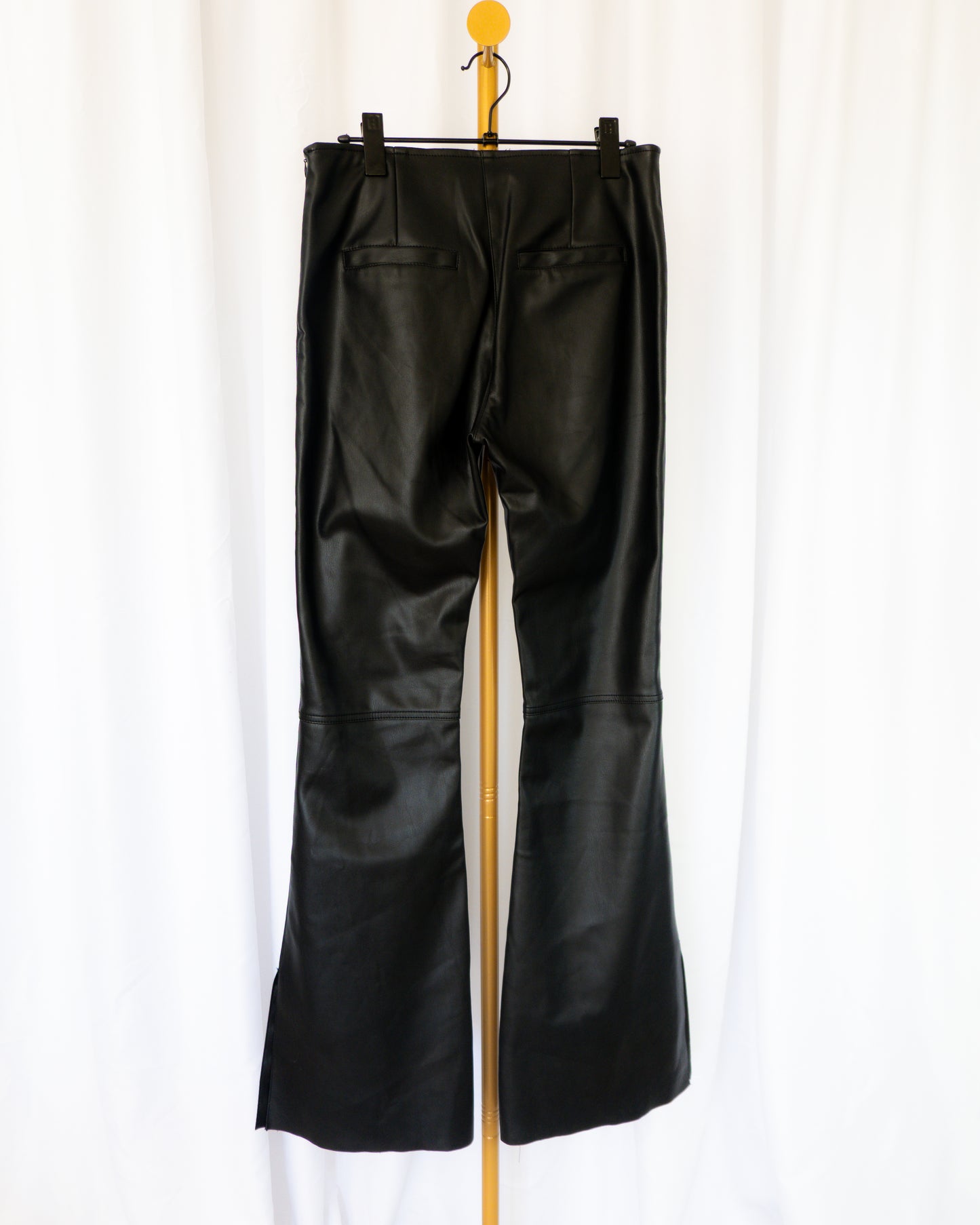 Pantalón Eco Leather Flare - SaintMalē - La Reversa