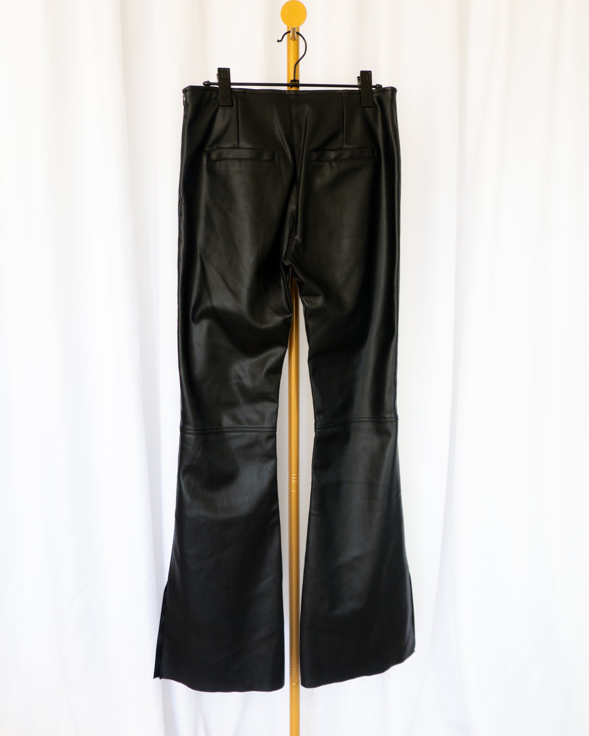 Pantalón Eco Leather Flare - SaintMalē - La Reversa