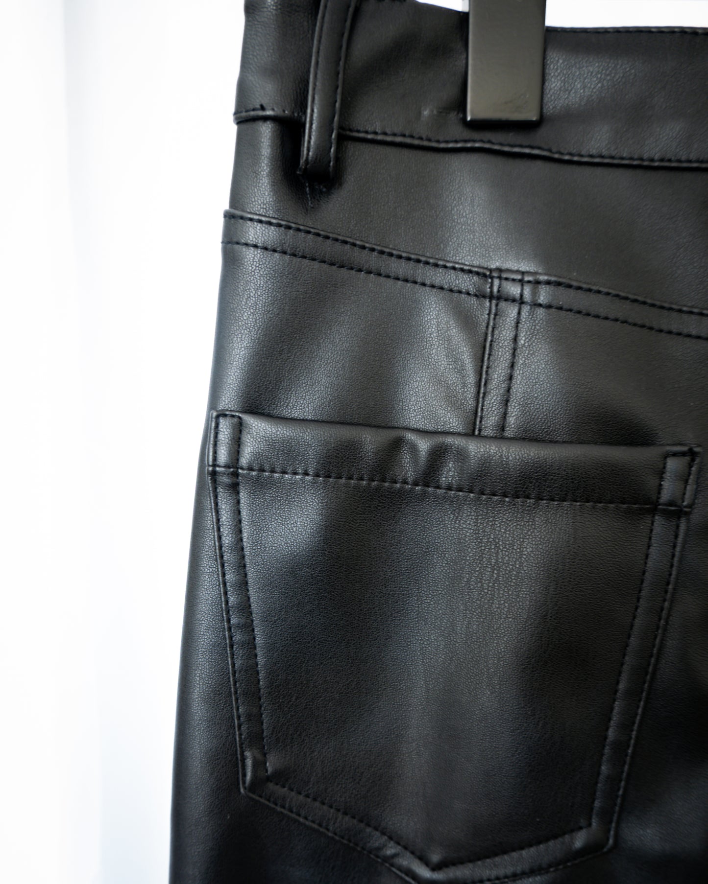 Pantalón Eco Leather - SaintMalē - La Reversa