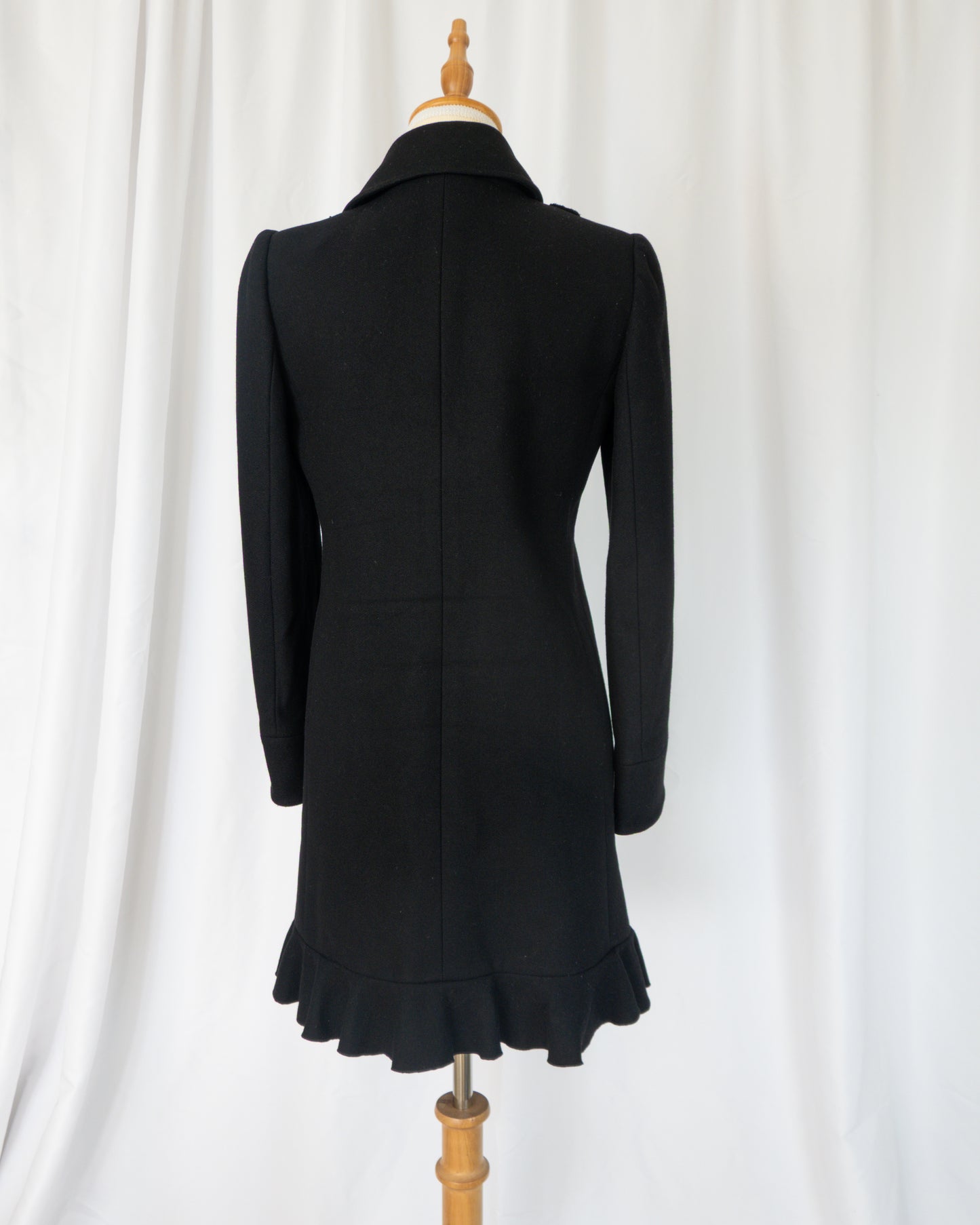 Abrigo Negro con Volantes - Red Valentino