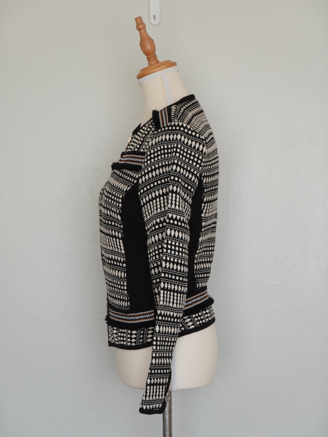 Detalle tejido étnico en blanco y negro con cierre metálico lateral chaqueta Jack